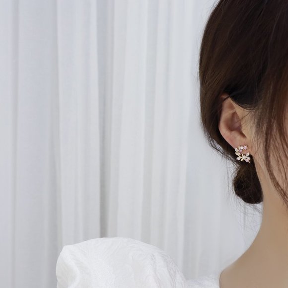 NEW 14K Gold Plated Diamond Leaf Flower Stud Circle Earrings - Picture 3 of 6